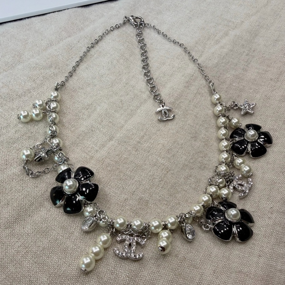 🤍🖤Chanel Black Enamel & Pearl Flower Necklace